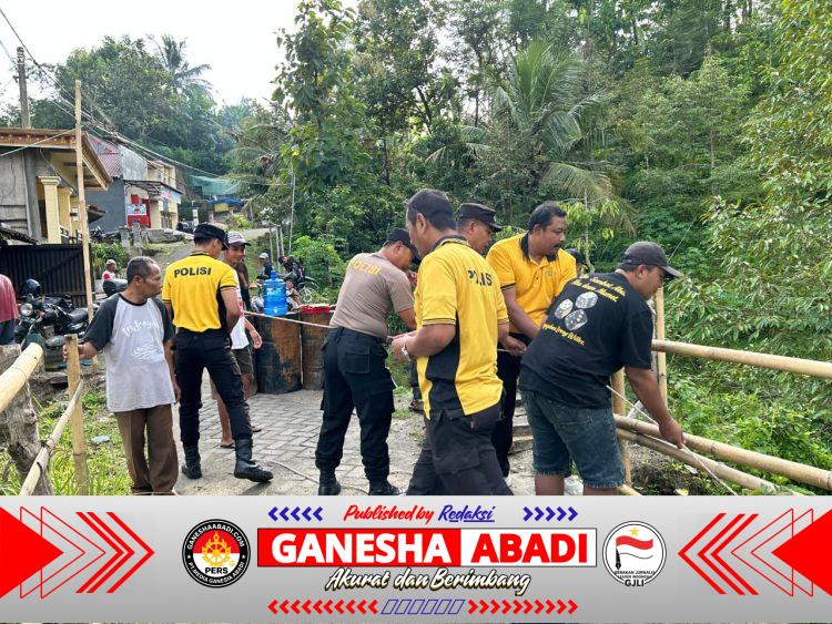 Polres Ponorogo Bergerak Cepat Tangani Longsor Jalan Penghubung Antar Desa di Ngebel