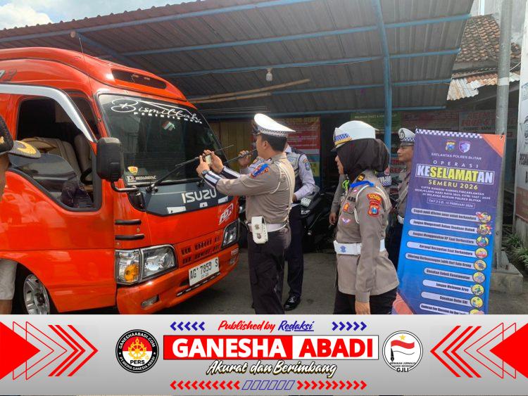 Layanan Kesehatan Gratis, Aksi Simpatik Polres Blitar Edukasi Pengguna Jalan di Ops Keselamatan Semeru