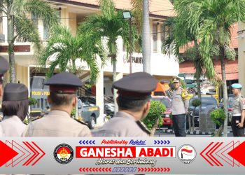 Unit Pidana Ekonomi Polresta Banyuwangi memantau ketersediaan dan harga bahan pangan di Pasar Banyuwangi menjelang Ramadan
