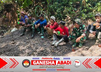 Kopi dan Gorengan Wujud Kebersamaan TNI dan Warga Saat Dilokasi TMMD