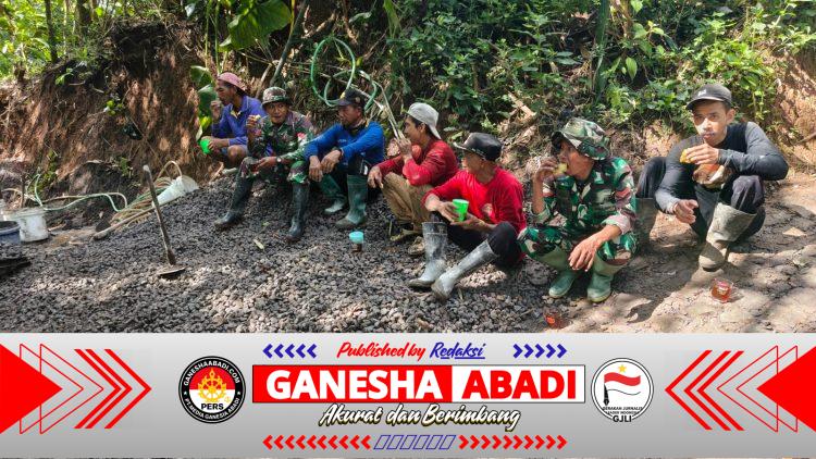 Kopi dan Gorengan Wujud Kebersamaan TNI dan Warga Saat Dilokasi TMMD