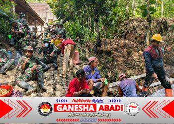 Ngopi di Tengah Cor Jalan, TMMD 127 Wonogiri Tegaskan Kemanunggalan TNI dan Rakyat