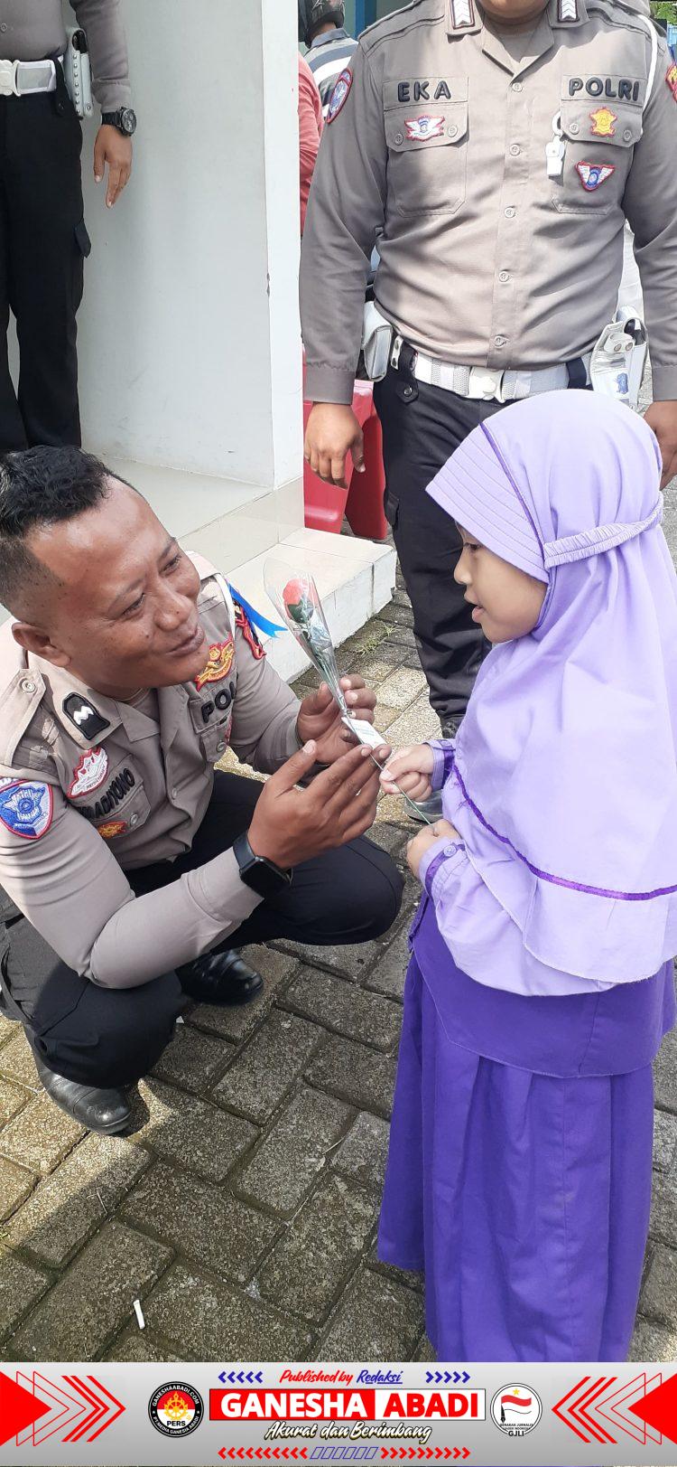 Satlantas Polresta Pati menerima kunjungan edukatif dari siswa-siswi SD