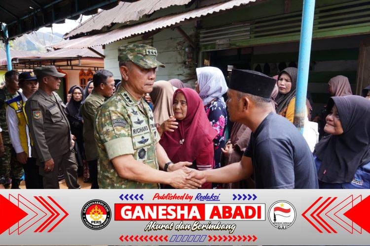 Wakil Ketua I Satgas PRR Letjen TNI Richard Tampubolon Dampingi Menko PMK Penyerahan Bantuan Stimultan Rumah Rusak Pascabencana di Sumatera
