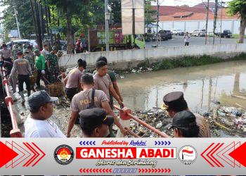 Aliran Tersumbat dan Rawan Meluap, Polres Kendal Bersama Pemkab Bersihkan Sungai