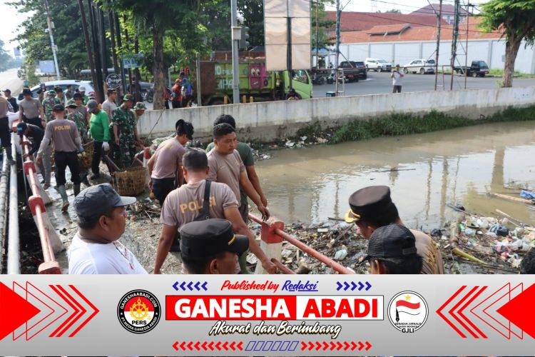 Aliran Tersumbat dan Rawan Meluap, Polres Kendal Bersama Pemkab Bersihkan Sungai