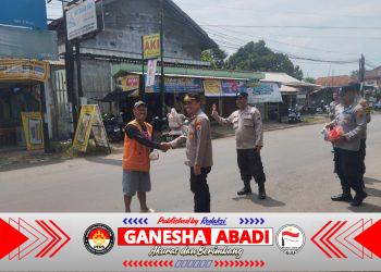 Dekat dengan Rakyat, Personel Polsek Kedungwuni Sapa Pengguna Jalan Lewat Aksi Sosial