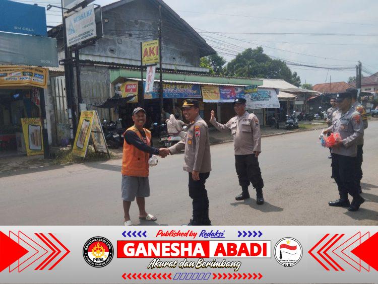 Dekat dengan Rakyat, Personel Polsek Kedungwuni Sapa Pengguna Jalan Lewat Aksi Sosial
