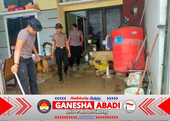 Polrestabes Semarang Terjunkan Satgas Bencana Bhayangkara Tangani Banjir di Tembalang
