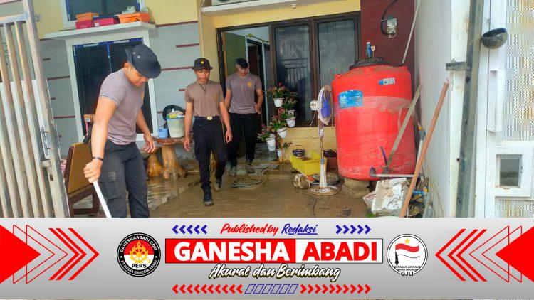 Polrestabes Semarang Terjunkan Satgas Bencana Bhayangkara Tangani Banjir di Tembalang