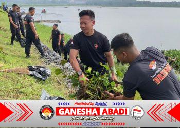 ​Pulihkan Kelestarian Lingkungan, Personel Brimob Bahu-Membahu Bersama Masyarakat Bersihkan Pantai hingga Waduk