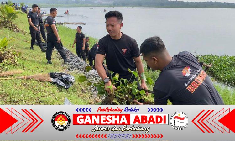 Pulihkan Kelestarian Lingkungan, Personel Brimob Bahu-Membahu Bersama Masyarakat Bersihkan Pantai hingga Waduk