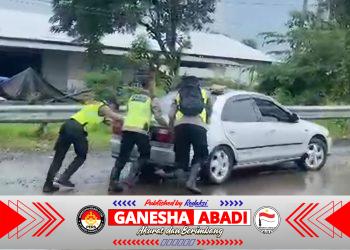 Polres Pemalang Pastikan Kelancaran Lalu Lintas Jalur Perbatasan Pemalang-Tegal yang Tergenang Air