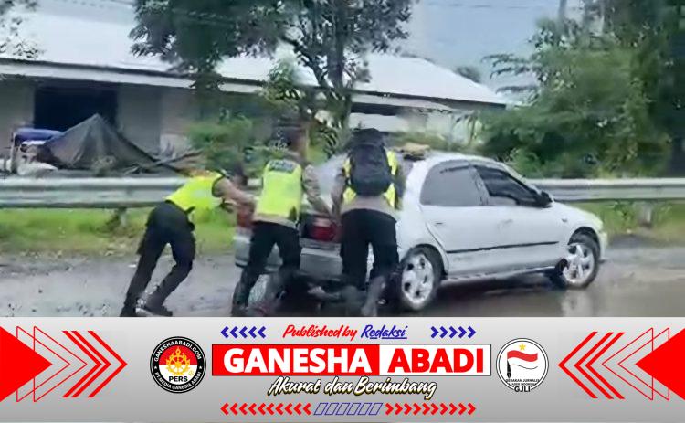 Polres Pemalang Pastikan Kelancaran Lalu Lintas Jalur Perbatasan Pemalang-Tegal yang Tergenang Air