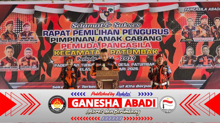 SERAHKAN: Ketua MPC PP Deli Serdang, Junaidi saat menyerahkan pataka kepada Bondan. Junaidi foto bersama dengan pengurus MPW, MPC dan PAC serta Bondan.