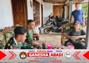 TNI Dekatkan Diri Dengan Warga Desa Kembang Di Sela Kesibukan TMMD 127