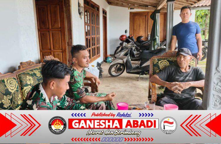 TNI Dekatkan Diri Dengan Warga Desa Kembang Di Sela Kesibukan TMMD 127