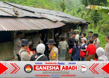 Polri Peduli : Medan Sulit dan Daerah Terpencil Tak Surutkan Polres Jember Salurkan Bantuan Untuk Warga