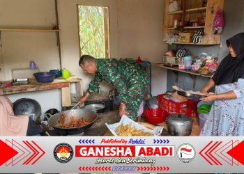 Begini Keseruan Sang Juru Masak Siapkan Menu Berbuka Puasa Satgas TMMD Di Desa Kembang