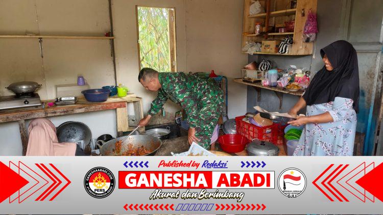 Begini Keseruan Sang Juru Masak Siapkan Menu Berbuka Puasa Satgas TMMD Di Desa Kembang