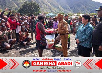 Dandim 1714/PJ Dampingi Bupati Puncak Serahkan Sembako Untuk Masyarakat Pengungsi di Kab. Puncak Jaya