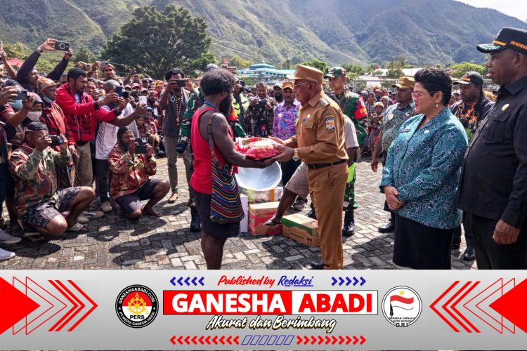 Dandim 1714/PJ Dampingi Bupati Puncak Serahkan Sembako Untuk Masyarakat Pengungsi di Kab. Puncak Jaya