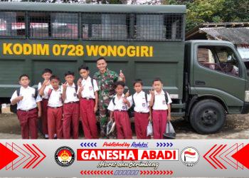 Canda Tawa Dan Edukasi Kunci Kedekatan Satgas TMMD Di Desa Kembang Wonogiri