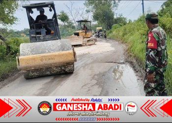 Babinsa Kramat Turun Tangan Amankan Perbaikan Jalan, Senyum hangat Serka Syafi’i sapa warga yang melintas