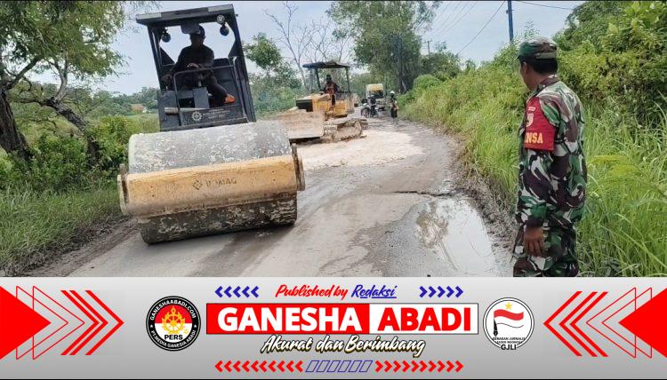 Babinsa Kramat Turun Tangan Amankan Perbaikan Jalan, Senyum hangat Serka Syafi’i sapa warga yang melintas