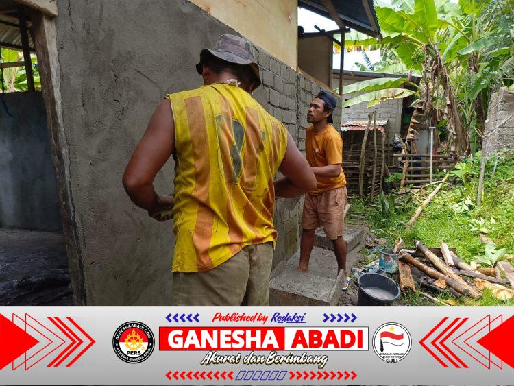 Personel TMMD Ke-127 Kodim 1514/Morotai Kerjakan Plester Dinding dan Pasang Triplek RTLH di Desa Mandiri