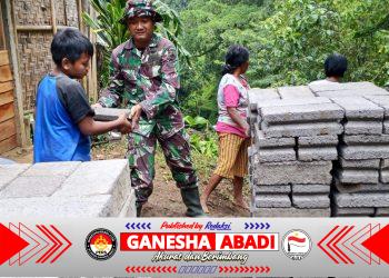 Rumahnya Direhab TNI, Bocah 11 Tahun Turut Membantu Melansir Material