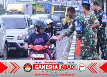 Berbagi Kebahagiaan Ramadan, Lanud Sultan Hasanuddin Bagikan Takjil di Simpang Lima Bandara