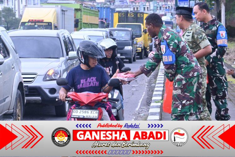 Berbagi Kebahagiaan Ramadan, Lanud Sultan Hasanuddin Bagikan Takjil di Simpang Lima Bandara