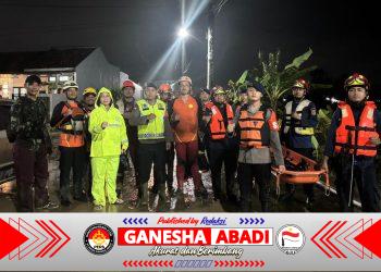 Polrestabes Semarang Terjunkan Satgas Bencana Bhayangkara Tangani Banjir di Tembalang