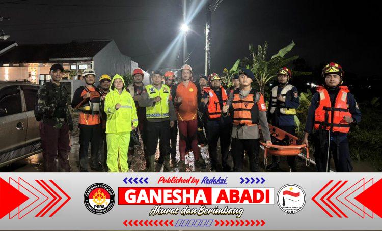 Polrestabes Semarang Terjunkan Satgas Bencana Bhayangkara Tangani Banjir di Tembalang