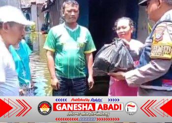 Polresta Sidoarjo Salurkan Bantuan Sembako Untuk Warga Terdampak Banjir di Dusun Dodokan