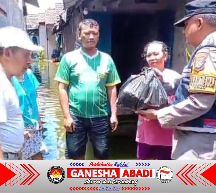 Polresta Sidoarjo Salurkan Bantuan Sembako Untuk Warga Terdampak Banjir di Dusun Dodokan