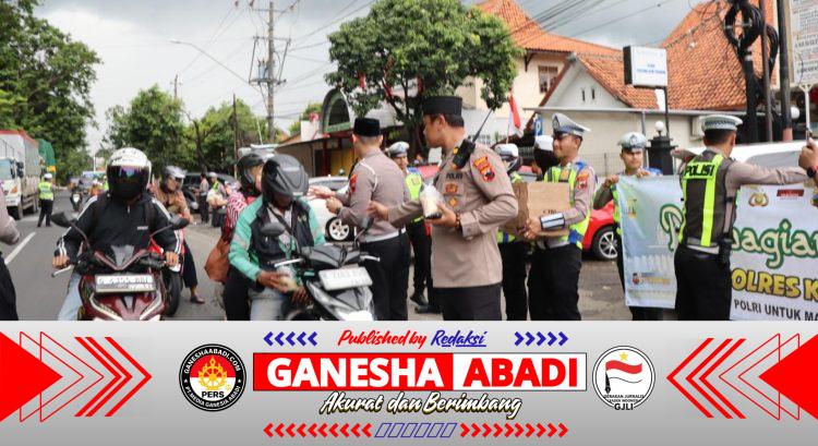 Awal Puasa, Polisi di Kendal Bagikan Takjil untuk Masyarakat dan Pengendara