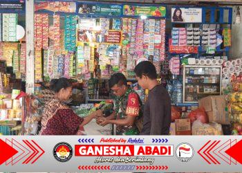 Babinsa Torjun Sertu Aliwafa Pantau Harga Sembako Selama Ramadhan di Pasar Torjun