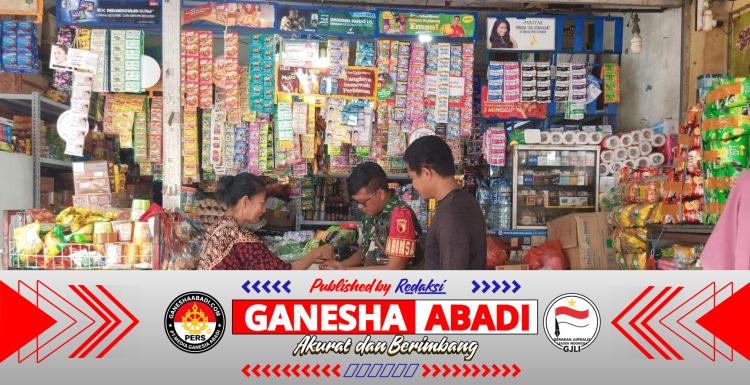 Babinsa Torjun Sertu Aliwafa Pantau Harga Sembako Selama Ramadhan di Pasar Torjun