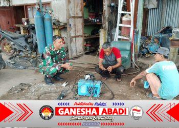 Jaga Harmoni Wilayah, Babinsa Kota Gresik Jalin Komsos dengan Tukang Las di Kelurahan Lumpur
