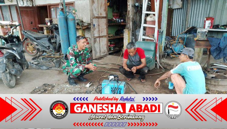 Jaga Harmoni Wilayah, Babinsa Kota Gresik Jalin Komsos dengan Tukang Las di Kelurahan Lumpur