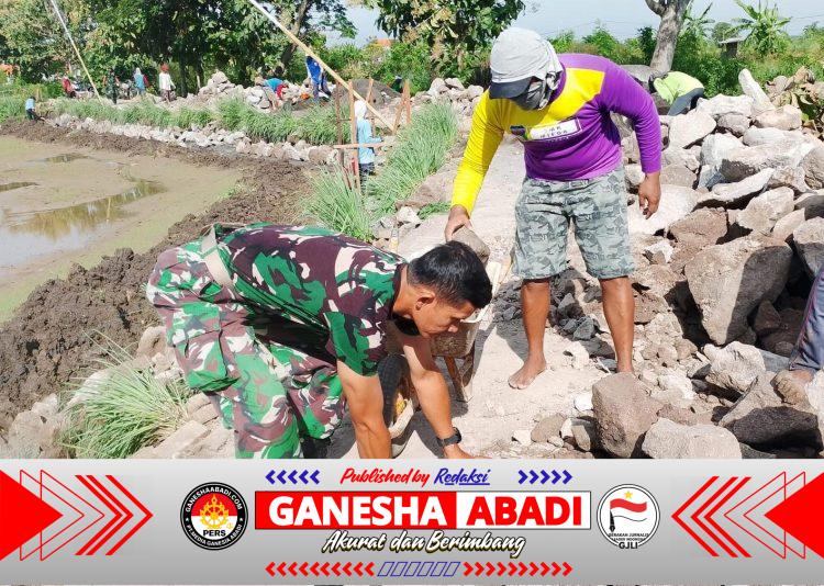 Sinergi Penuh Kebersamaan, Babinsa dan Warga Bangun Tanggul Penahan Tana