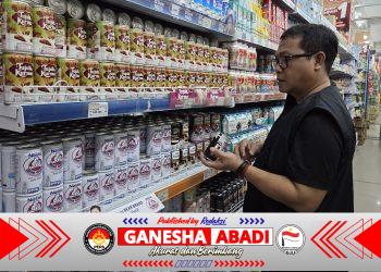 Sonny T. Danaparamita Lakukan Pengawasan Harga dan Masa Kedaluwarsa Susu Kaleng Serta bapokting di Salah Satu Ritel modern Banyuwangi.