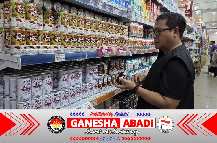 Sonny T. Danaparamita Lakukan Pengawasan Harga dan Masa Kedaluwarsa Susu Kaleng Serta bapokting di Salah Satu Ritel modern Banyuwangi.