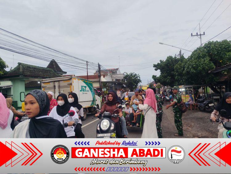 Anggota Koramil 0825/17 Muncar dan Persit KCK Ranting 18 Gelar Bagi Takjil dan Buka Bersama