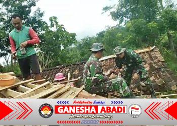 Tak Diragukan Lagi, Satgas TMMD 127 Kodim Wonogiri Cekatan Rehab Atap Rumah Milik Sarikem