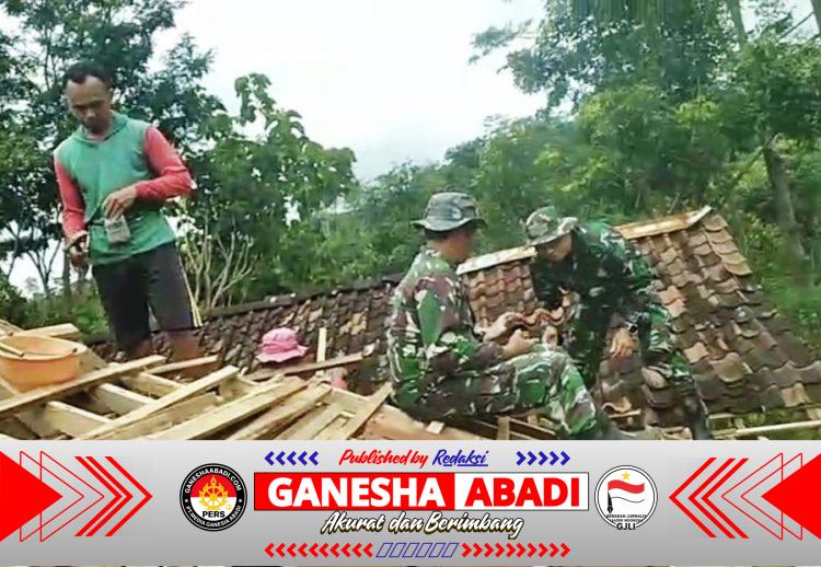 Tak Diragukan Lagi, Satgas TMMD 127 Kodim Wonogiri Cekatan Rehab Atap Rumah Milik Sarikem
