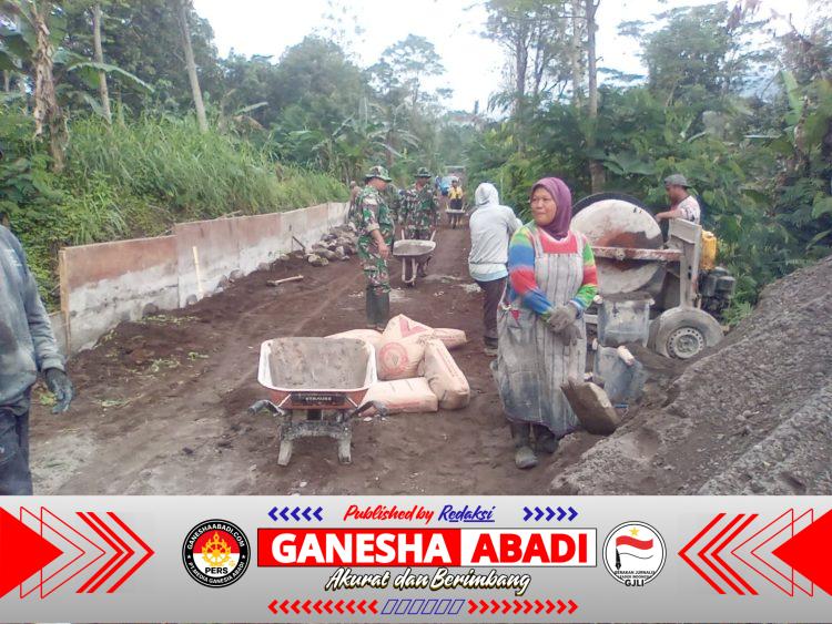 Semangat Kaum Ibu Warnai TMMD Mliwis, Gotong Royong Cor Jalan Demi Akses Lebih Baik