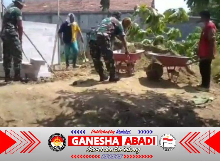 Babinsa Bantu Pengurukan Rumah Warga, Dukungan Nyata Bagi yang Membutuhkan